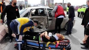 Kayseride ticari araç ile otomobilin çarpışması sonucu can pazarı yaşandı