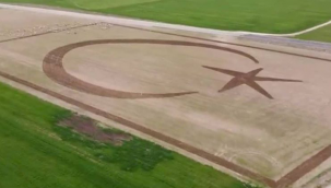 Kırşehir Ulupınar köyünde bir çiftçi, tarlasının 50 bin dekarlık boş arazisine traktörle Türk bayrağı çizdi