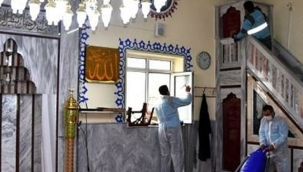 Kocasinan Belediyesi Ramazanda dini ve özel günlerde de gül suyu ile camileri yıkıyor