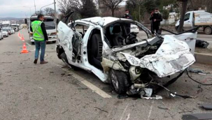 Kontrolden çıkan otomobil refüjdeki ağaçlara çarpıp havalanarak karşı şeritten gelen otomobilin üstüne düştü