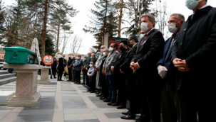 Koronavirüs tedavisi gördüğü hastanede 59 yaşında hayatını kaybeden Gazeteciler Cemiyeti Başkanı Veli Altınkaya son yolculuğuna uğurlandı.