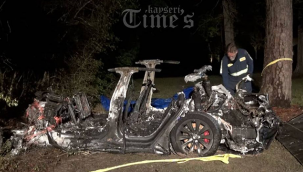 Otomatik pilotta kullanıldığı belirtilen Tesla aracının ağaca çarpması sonucu 2 kişi hayatını kaybetti