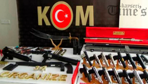 Sedat Peker ve grubuna yönelik operasyonlarda silahlar, mühimmatlar ve kılıçlar ele geçirildi.