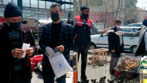 Tomarza İlçesinde her çarşamba günü kurulan semt pazarlarında esnaf ve vatandaşlara ücretsiz maske dağıtımı