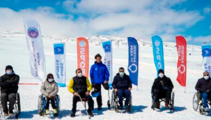 Uluslar arası engelsiz Erciyes günleri'nde engelli bireyler, pistte kayak ve snowboard ile kaydı
