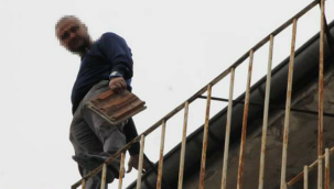 Uyuşturucu madde ticareti suçundan aranan şahıs teslim olmamak için yangın merdivenine çıkıp intihar girişiminde bulundu