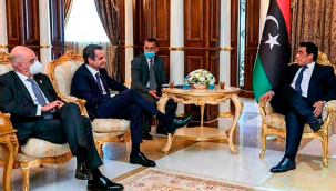 Yunanistan için tam bir trajikomik kare... Büyükelçiyken kovduğu kişinin ayağına gitmek ve eli boş dönmek