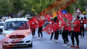 19 Mayıs çoşkusu Kayseri'de balkonlardan okunan İstiklal marşı ile kutlandı!