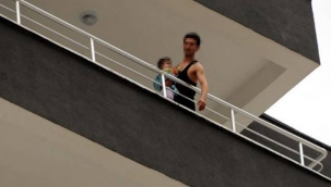 , 2 yaşındaki kızını kucağına alarak inşaat halindeki 11 katlı binanın 10'uncu katına çıkarak intihara kalkıştı.