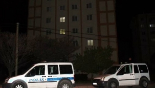 8 katlı apartmanın 7'nci katındaki dairesinin penceresinden düştü.