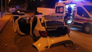 Bekcinin dur ihtarına uymayarak kaçan otomobilin sürücüsü kaldırıma çarparak kaza yaptı