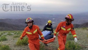 Çin'in Gansu eyaletinde maraton koşusu sırasında etkili olan şiddetli dolu yağışı ve fırtınada en az 21 sporcunun hayatını kaybettiği belirtildi.