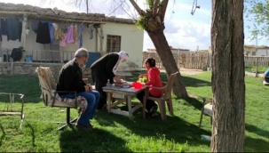 Develi ilçesine bağlı Sindelhöyük Mahallesi'nde yaşayan vatandaşlar tam kapanmayla birlikte doğal güzelliklerin çok olduğu Sultan Sazlığı Devetepesi Mezrası'na akın etti
