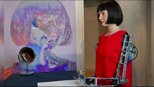 Dünyanın ilk ressam robotu kendi sergisini açtı