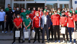 Gençlik ve Spor Bakanı Mehmet Muharrem Kasapoğlu, olimpik ve paralimpik spor dallarında 8.000 sporcuya her ay harçlık verileceğini açıkladı