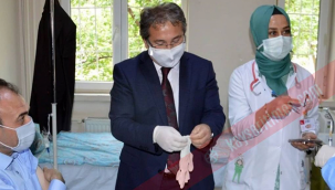 İl Sağlık müdürü Doç. Dr. Ali Ramazan Benli, İl Milli Eğitim Mdr. Bilal Yılmaz Çaldıroğlu'nun, koronavirüs ilk doz aşısını vurdu