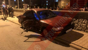 Kadir Has Caddesi üzerinde, 3 kilometre arayla iki otomobile çarpan sürücü, yarım saat sonra yaralı halde polise teslim oldu