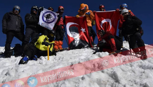 Kayseri'de 50 dağcı, 19 Mayıs Atatürk'ü anma, gençlik ve spor bayramını Erciyes'in zirvesine tırmanıp istiklal marşı okuyarak kutladı