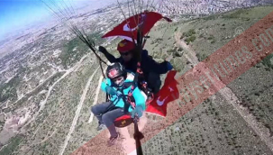Kayseri'de Sporcular, 19 Mayıs'ı yamaç paraşütü atlayışıyla kutladı
