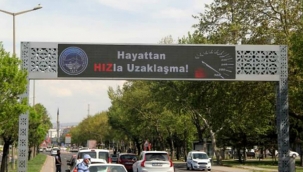 Kayseri'de yürütülen 3 proje kapsamında polis ekipleri trafikte farkındalık olusturmak amacıyla çalısmalarını sürdürüyor