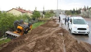 Kayseride çevre düzenlemesi sırasınnda toprakta kayarak yolun kenarına devrildi.