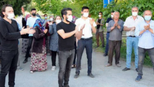 Kendilerini rahatsız ettiğini ileri sürdükleri komşularının evden çıkarılması için eylem yaptılar