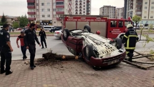 Kocasinan ilçesinde yol kenarındaki ağaca çarpan otomobilin sürücüsü yaralandı.