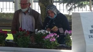 Şehit Aileleri, Arife gününde evlatlarına koştu, kabirleri başında Kur'an okudular.