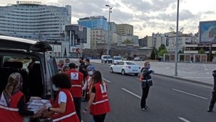 Türk Kızılay Kayseri Şube gönüllüleri, sokağa çıkma kısıtlaması nedeni ile şehrin farklı bölgelerinde uygulamada görev yapan polislere iftar vaktinde 450 adet yemek ikram etti