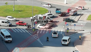 Bekir Yıldız Bulvarında araç motorlu kişiye çarptı, sağlık ekipleri yaralı motorcuya müdahalede bulunuyor