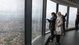 Çamlıca Kulesi, bugün ilk ziyaretçilerini ağırladı. Kuleye giriş ücretleri tam 60, indirimli 30 lira oldu.