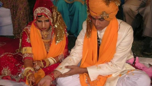 Hindistan'da gelin kendi düğününde kalp krizi geçirdikten sonra hayatını kaybedince, damat, gelinin kız kardeşi ile evlendi