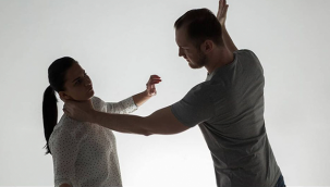 Kayseri'de apartman aidatını ödeme meselesi yüzünden kocasına 'pısırık' dedikten sonra çıkan tartışmada birbirlerini darp eden çift, mahkemede birbirinden şikayetçi olmadı.