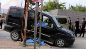 Kayseri'de bugün yaşanan feci trafik kazasında 3 gün önce evlenen 22 yaşındaki Yeter Çiçek hayatını kaybetti