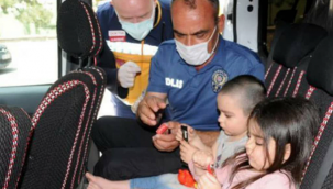 Kayseri'de doğalgaz kaçağının olduğu binada, işe giden babanın evde tek başına bıraktığı küçük yaştaki Suriye uyruklu 2 kardeş, itfaiye ekiplerince kurtarıldı