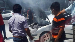 Kayseri'nin Develi ilçesinde hareket halindeyken alev alan otomobile ilk müdahaleyi esnaf yaptı