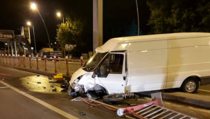 Kayseri'nin Kocasinan ilçesinde sürücüsünün direksiyon hakimiyetini kaybettiği kamyonetin refüje girmesi sonucu 1 kişi yaralandı