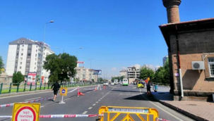 Kayseri'nin Melikgazi ilçesinde yıldırımın isabet ettiği cami minaresinde hasar oluştu
