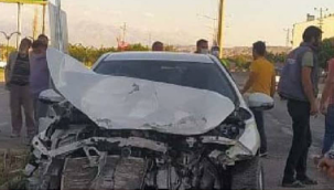 Kayseri'nin Yeşilhisar ilçesinde TIR'ın otomobile çarptığı kazada 5 kişi yaralandı