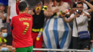 Maç esnasında Ronaldo'ya tiribünden Coca Cola şişesi fırlatıldı.