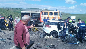 Sivas'ta iki araç kafa kafaya çarpıştı
