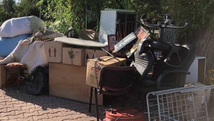 15 yaşındaki çocuğu ile parkta yaşamaya başlayan adam, kendisine uzatılacak yardım elini bekliyor.