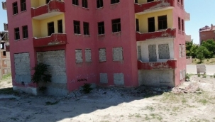 30 yıldır atıl vaziyette bulunan 13 katlı apartman, madde bağımlılarının ve intihara teşebbüs etmek isteyen şahısların sıklıkla kullandığı yere döndü.