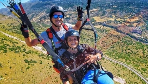 Almanya'dan yaz tatili için memleketi Kayseri'ye gelen 61 yaşındaki Hayat teyze, Ali Dağı'ndan havalanan paraşütte uçmak istedi.