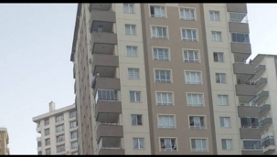 İntihar etmek için 11.katın balkonuna çıktı