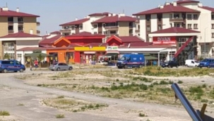 İş yerinde kendini astı.