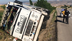 Kırıkkale - Kayseri kara yolunda kamyon şarampole devrildi.