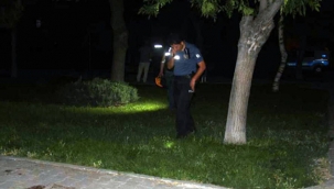 Parkta oturan genç maganda kurşunuyla vuruldu.