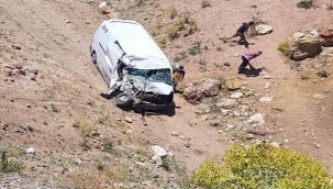 Pınarbaşı ilçesinde seyir halinde bulunan araç sürücüsünün direksiyon hakimiyetini kaybetmesi sonucu araç köprüden uçtu.