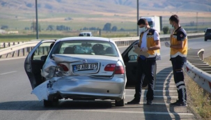Sivas'ın Şarkışla ilçesinde meydana gelen trafik kazasında 3 kişi yaralandı.